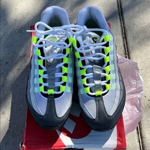 Women’s Air Max 95. Near new condition. 7.5.